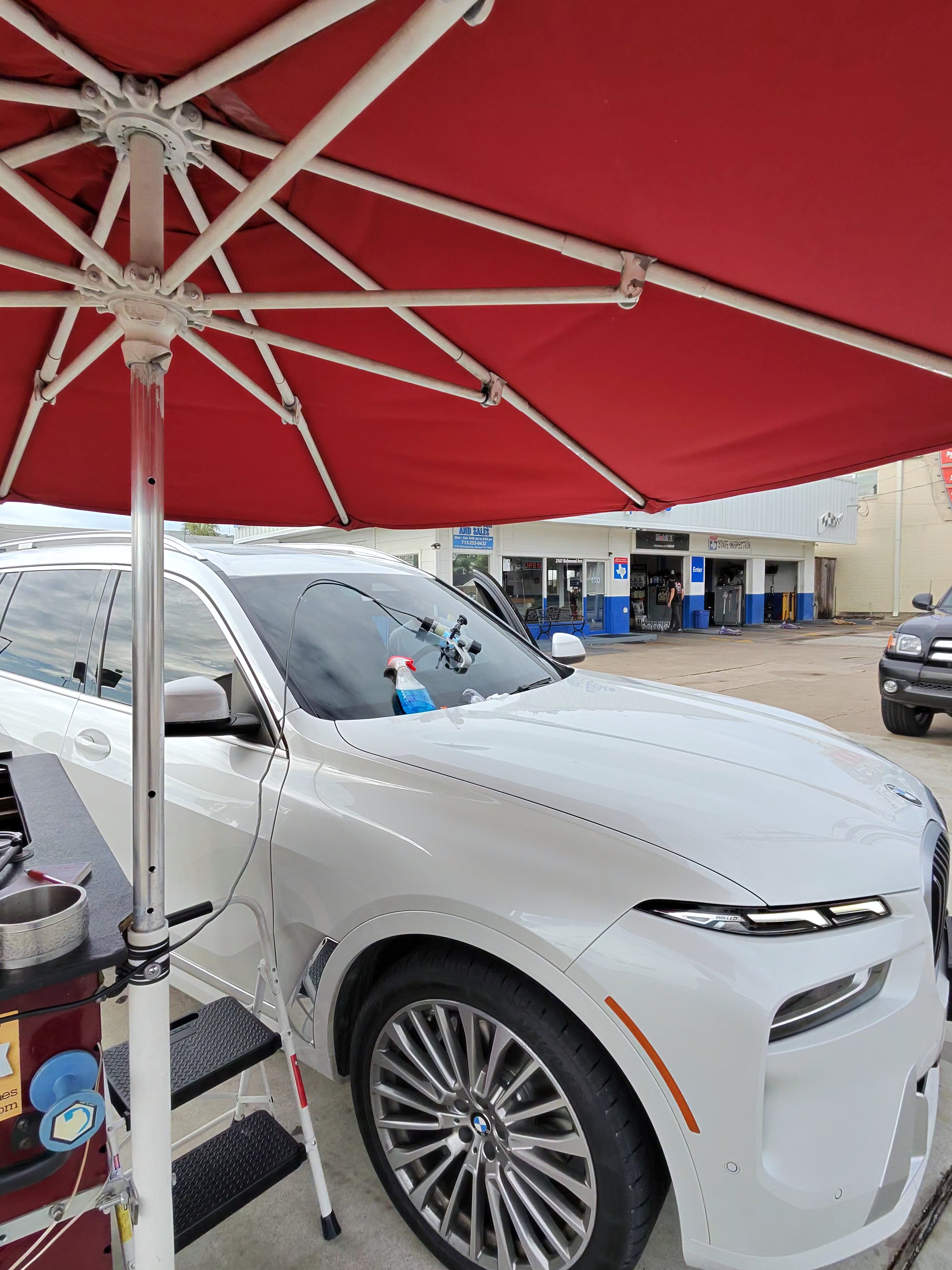 White BMW Windshield Chip Repair Under Umbrella - Houston TX - NEW 2026/10